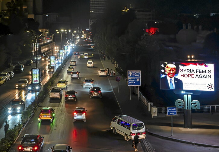 Cartel colocado en Damasco con la imagen del presidente estadounidense, Donald Trump en el que se puede leer «Siria vuelve a sentir la esperanza».