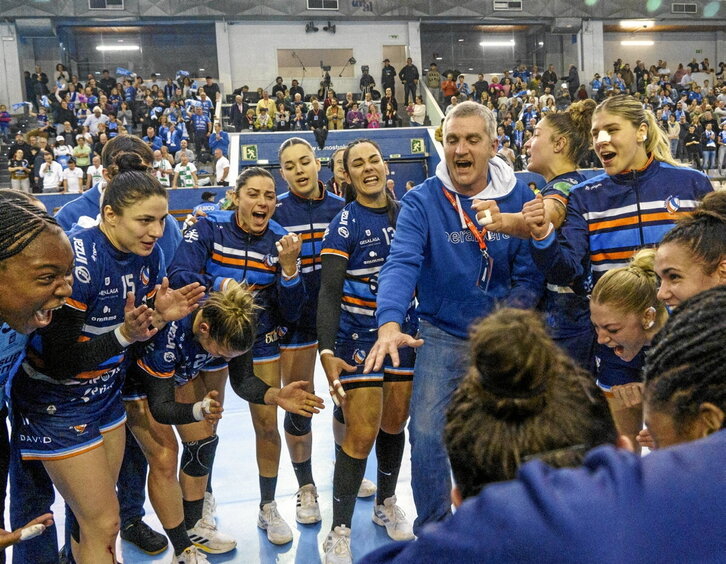 Álvarez celebra junto a sus jugadoras un triunfo europeo esta campaña.