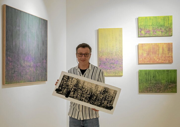 Iker Valle, «Naturaren bibrazioak» osatzen duten artelanetako batzuekin, Ekain galerian.