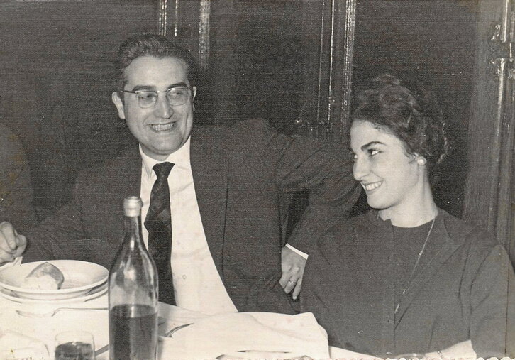 Aurreko orrialdean, Gabriel Aresti, Meli Esteban emaztearekin, La Concordian. Orrialde honetan, goian, «Harri eta herri» liburuaren edizio berrietako bat. Behean, Arestiren jaiolekua gogoratzen duen plaka, Bilboko Barroeta Aldamar kalean.