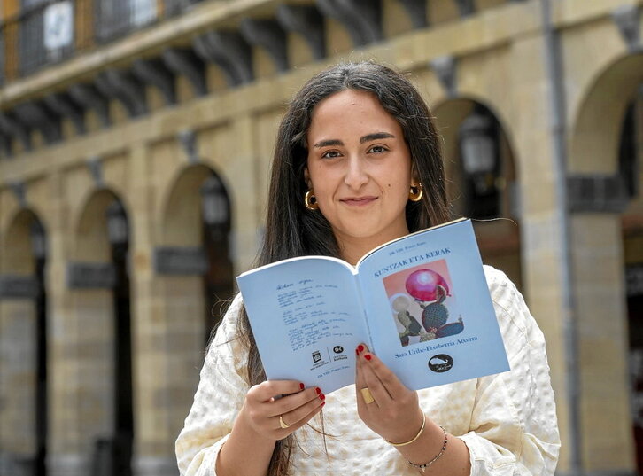 Sara Uribe-Etxebarria Atxurra, DK poesia saria eskuratu duen poeta gazteena.