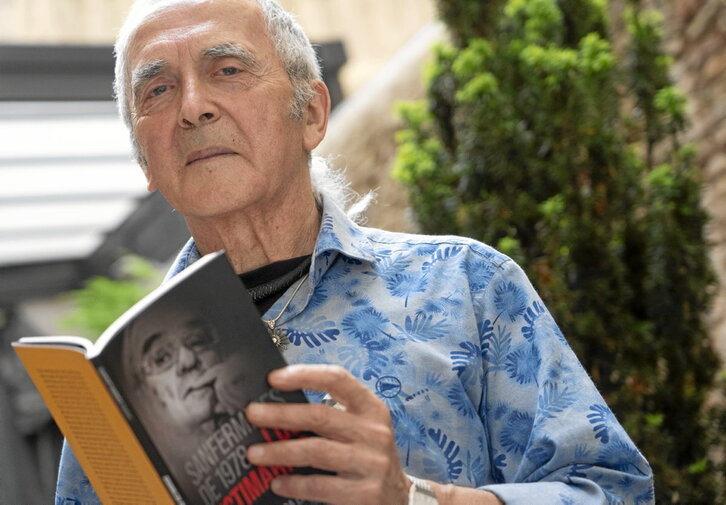 El autor, Sabino Cuadra, tras la presentación de ayer en Iruñea.