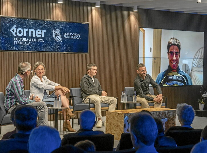 Ander Izagirre, Leire Olaberria, Pello Bilbao y Juanma Garate en Anoeta, con Mikel Landa en la pantalla.