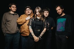 Kaliforniako Los Angeles hiritik dator Dummy taldea disko berria besapean.