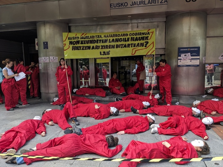 Protesta egin dute Lakuako Gobernuaren egoitzaren atarian.