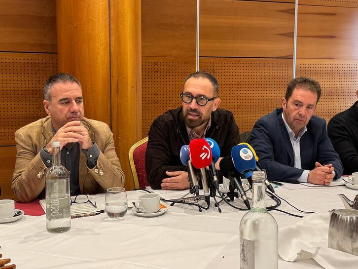 El consejero de Vivienda y otros responsables del Departamento, en su comparecencia para detallar el acuerdo con el PNV.