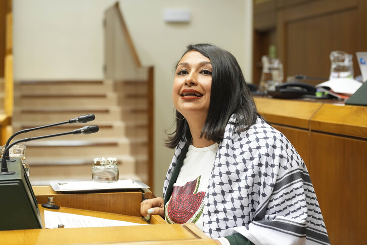 La parlamentaria de EH Bildu Diana Urrea, con una kufiya palestina en el pleno de este jueves.