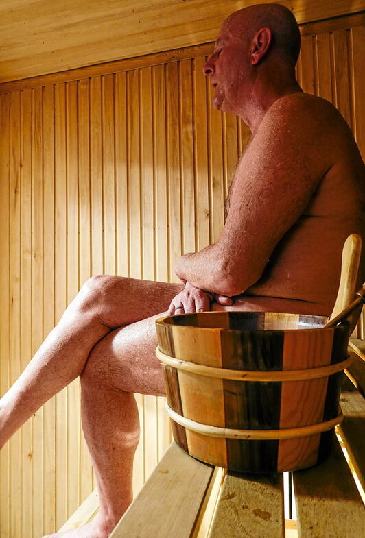 Pertsona bat sauna hartzen.