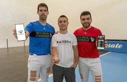 Ander Mina, Haritz Jamar eta Unai Olaz, Katedra aplikazioaren sortzaileak, jolasaren xehetasunak erakusten.