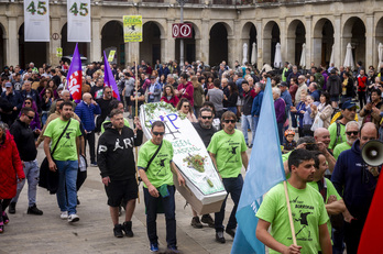 Movilización de la plantilla del servicio de jardinería el pasado 26 de mayo en Gasteiz, coincidiendo con los dos meses de huelga.