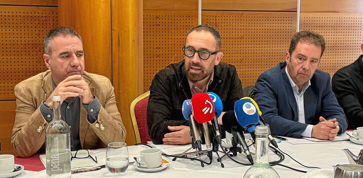 El consejero de Vivienda, Denis Itxaso, en el centro, y otros responsables del Departamento, en su comparecencia para detallar el acuerdo con el PNV.