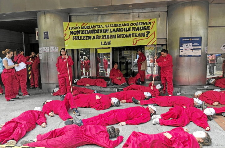 Protesta egin zuten Lakuako Gobernuaren egoitzaren atarian.