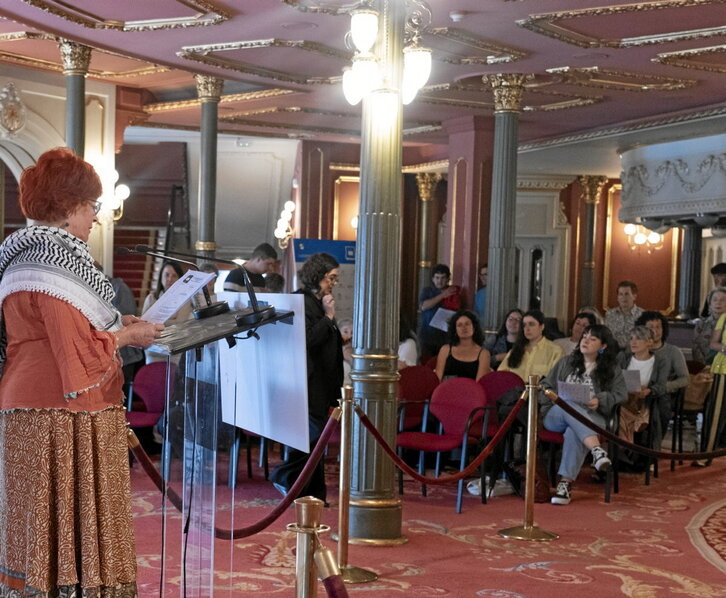 Itxaso Leon kazetaria, NAIZ eta GARAren izenean pasarte bat irakurtzeko zain, lehen lerroa.