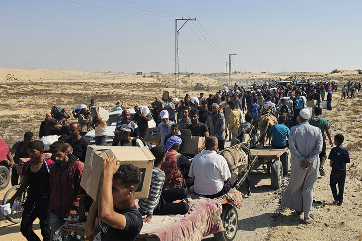 Miles de palestinos acuden a los caóticos puntos de reparto de ayuda en Rafah.