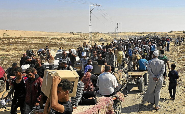 Miles de palestinos acuden a los caóticos puntos de reparto de ayuda en Rafah.