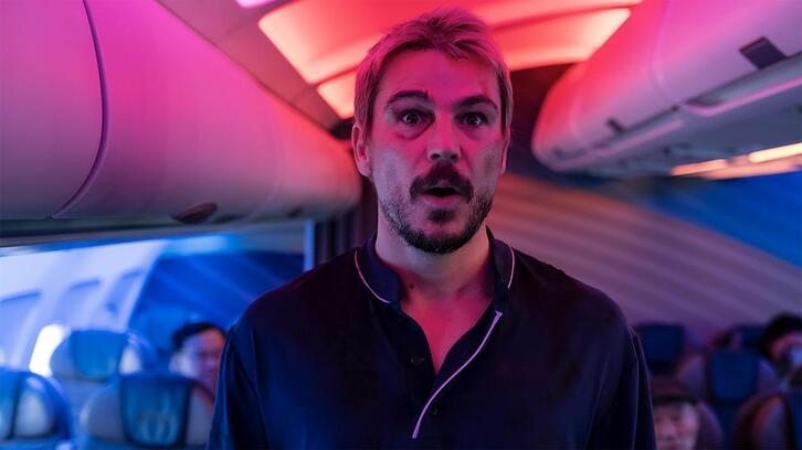 Josh Hartnett en el avión de la historia.