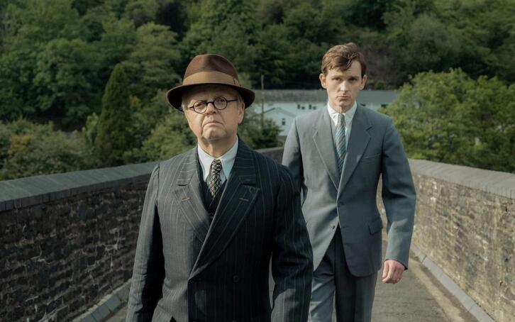 Toby Jones ‘Mr. Burton’ filmeko une batean.