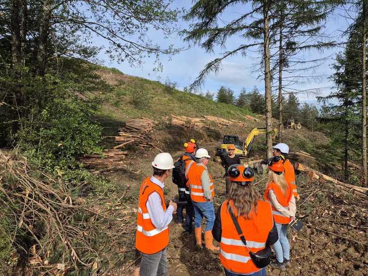 Legazpin, Soraluzen eta Beasainen dauden baso lantegiak bisitatu dituzte.