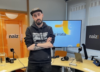 Iker Aginaga musikaria NAIZ irratiako estudioetan