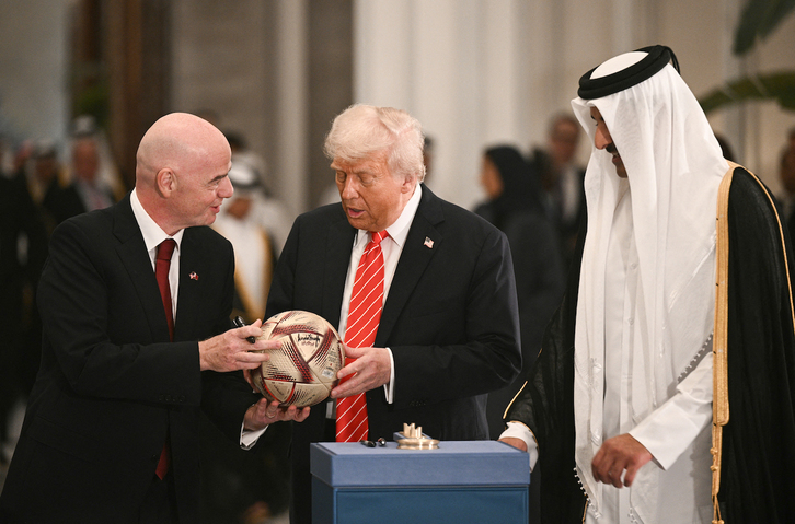 El presidente de la FIFA, Gianni Infantino,  entrega un balón al presidente de EEUU, Donald Trump, mientras el emir de Catar, Tamim bin Hamad al-Thani (der.), observa durante una ceremonia de firma.
