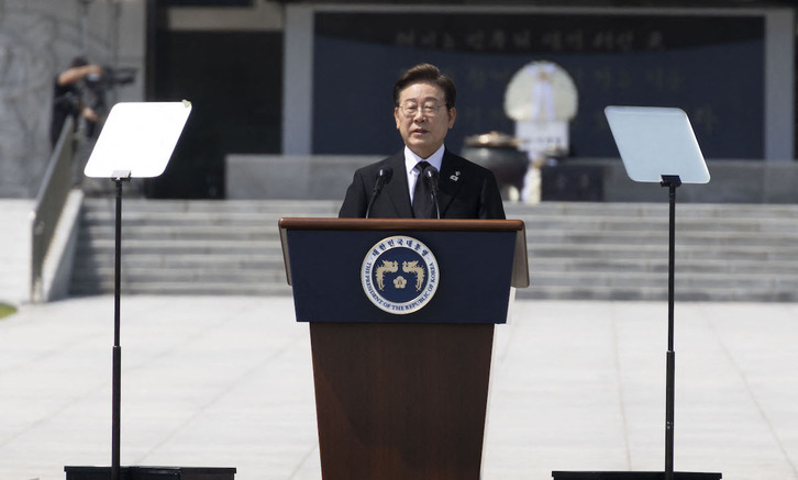 El presidente surcoreano, Lee Jae-myung, durante la ceremonia este viernes en el Cementerio Nacional de Seúl con motivo del Día Nacional de los Caídos.