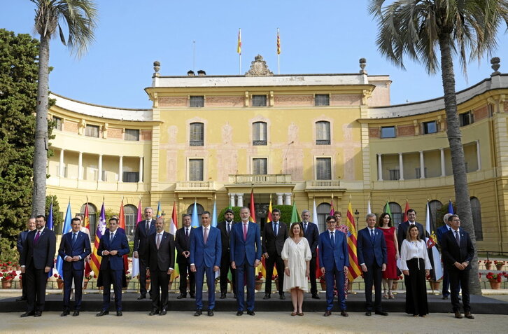 Foto de familia de las autoridades asistentes a la XXVIII Conferencia de Presidentes, en Palau de Pedralbes.