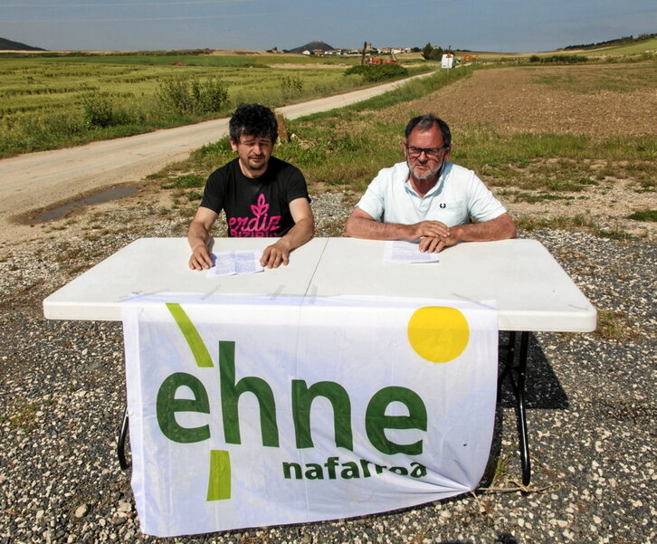 Irisarri y Gorraiz, en un campo de Muru Artederreta afectado por las obras del TAV.
