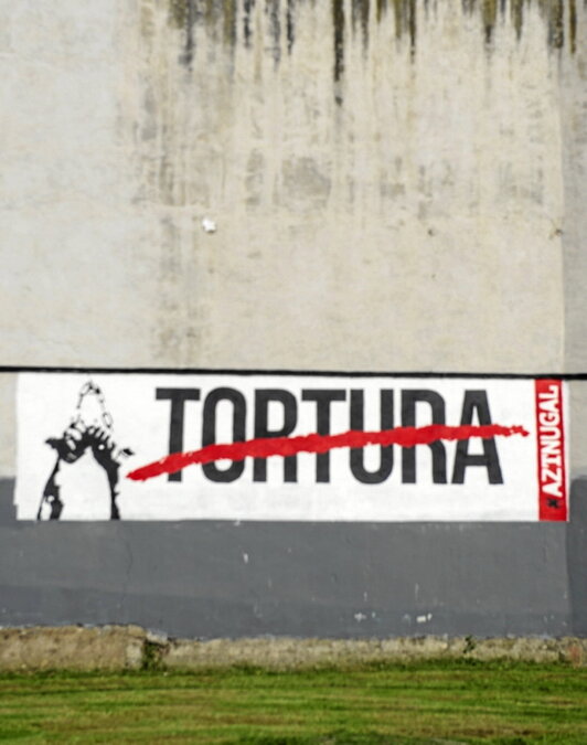 Torturaren aurkako murala.