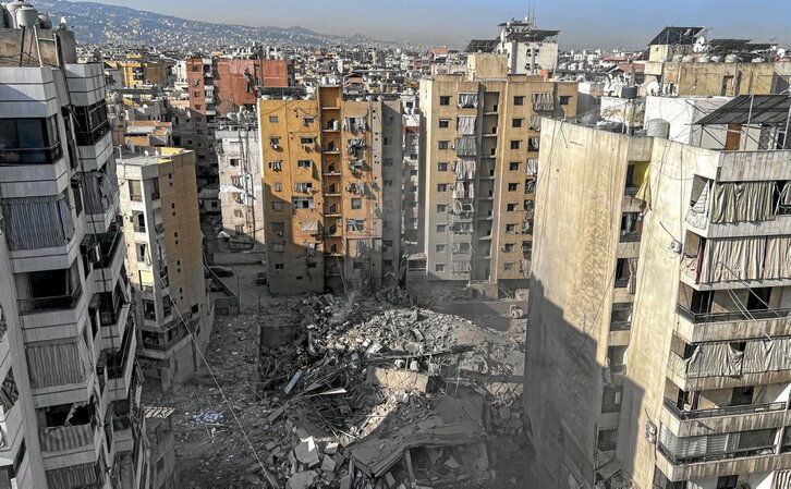 Edificio destruido en el barrio Qaem, al sur de Beirut, en el ataque israelí.