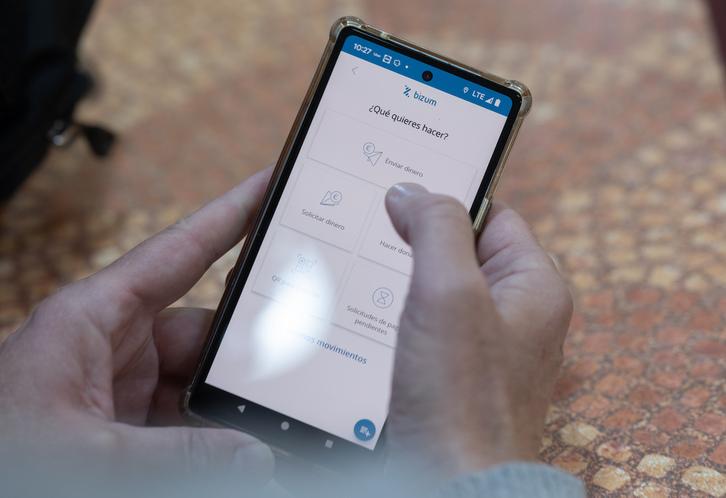 Ya está prohibido hacer llamadas comerciales desde móviles en Hego Euskal Herria.