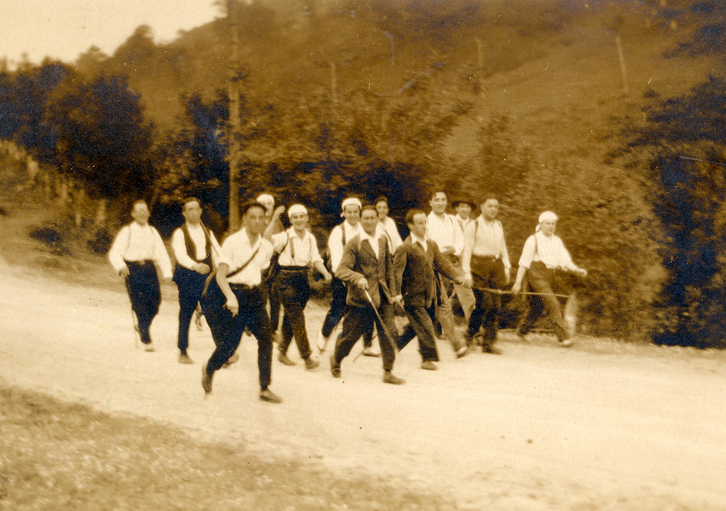 Irudian, 14 Orduak mendi martxaren hazia jarri zuten hamalau mendizaleak azaltzen dira.