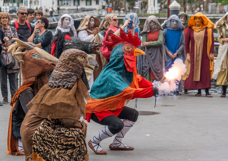 Diablada de Pillaro ikusgarria, gaur eguerdian, Pasai Donibanen.