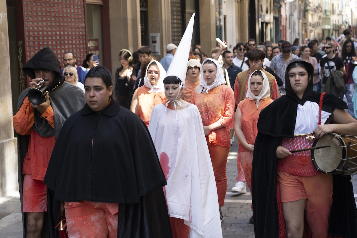 La kalejira corrió a cargo de los alumnos de la Escuela Navarra de Artes Escénicas. (Jagoba MANTEROLA | FOKU)