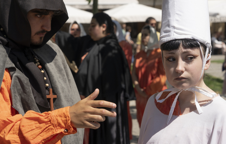 La «procesión infamante» ha arrancado en la plaza San Francisco de Iruñea.