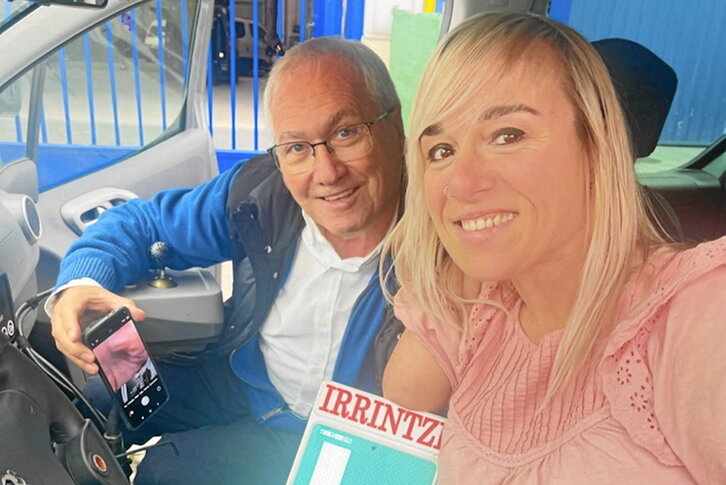 Iratxe Andrés junto al vehículo adaptado que utilizan en la autoescuela.