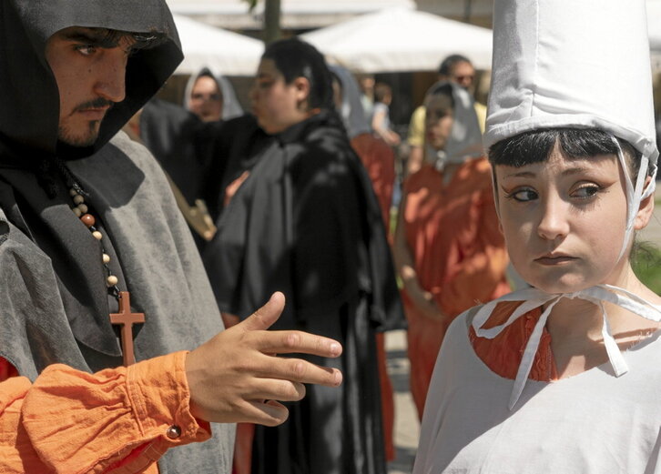 La «procesión infamante» arrancó ayer en la plaza San Francisco de Iruñea.