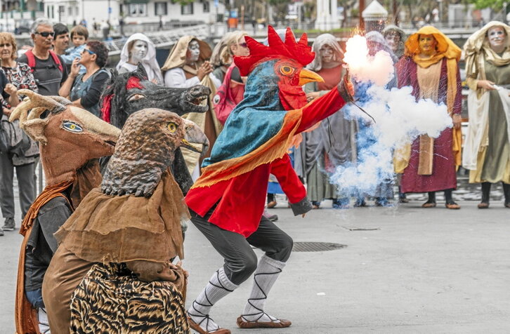 Diablada de Pillaro ikusgarria, atzo eguerdian, Pasai Donibanen.