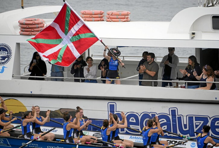 Tolosaldeko patroi Nerea Perez, ikurrina astintzen, atzo, Bermeoko uretan.