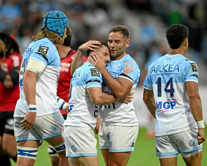 El veterano Guillaume Rouet, que se despide al finalizar esta temporada, es felicitado tras anotar el segundo ensayo ante Toulon.