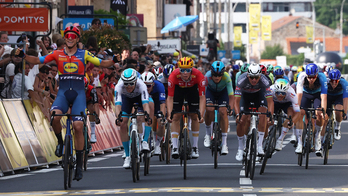 Jonathan Milan cruza victorioso la meta de Issoire.