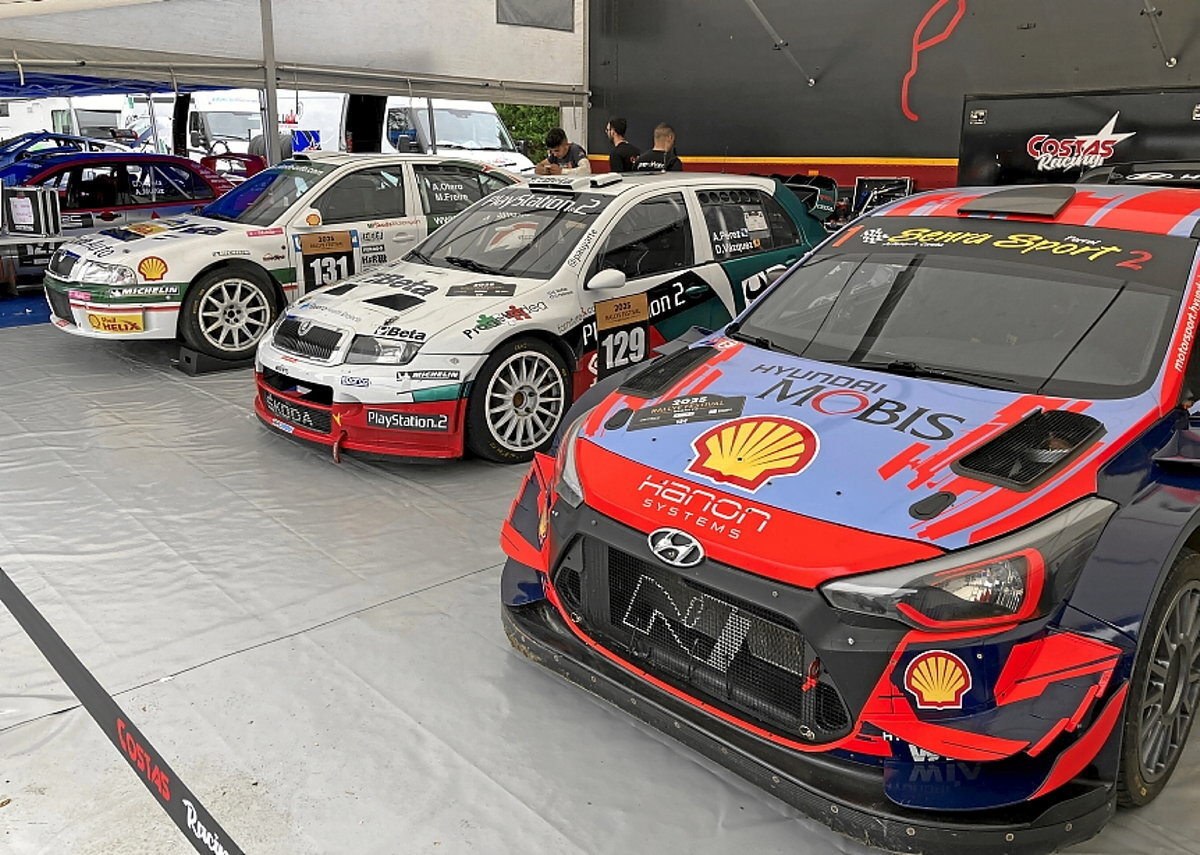 Esta última edición del Rally Festival se ha caracterizado por el gran número de vehículos participantes en diferentes épocas del Mundial de rallys. En la imagen, Hyundai i20 WRC y Skoda Fabia y Octavia WRC, en el parque de asistencia.