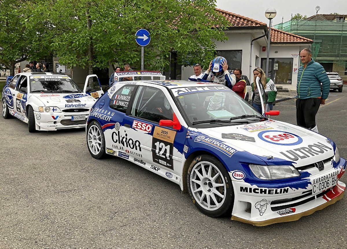 También estuvieron ampliamente representados los vehículos de la categoría Kit Car, como este Peugeot 306 Maxi, en la imagen, delante de un Ford Escort WRC.
