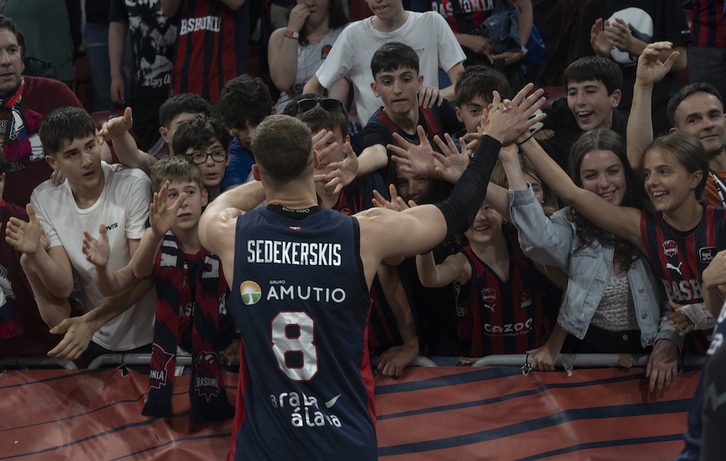 Tadas Sedekerskis pone como referencia a la afición del Baskonia para mejorar los resultados.