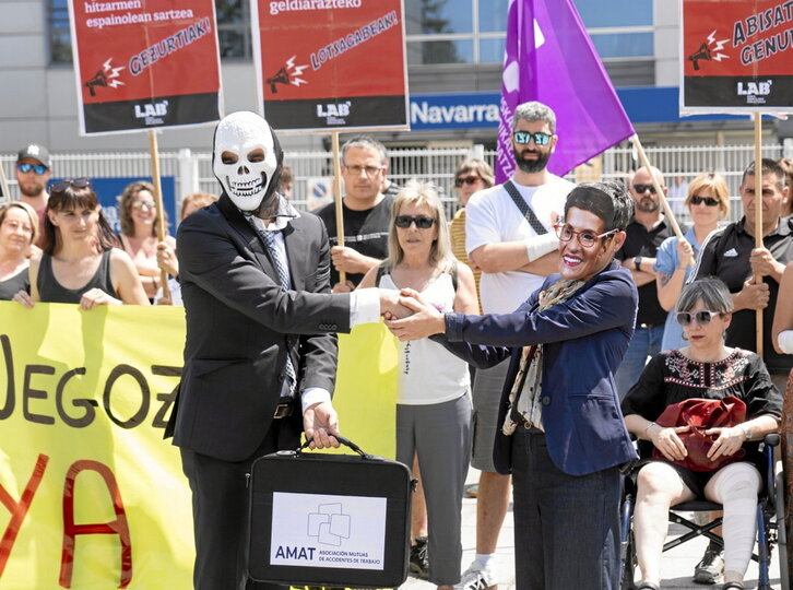 Protesta de LAB  ayer frente a la sede de Mutua Navarra, en Landaben.
