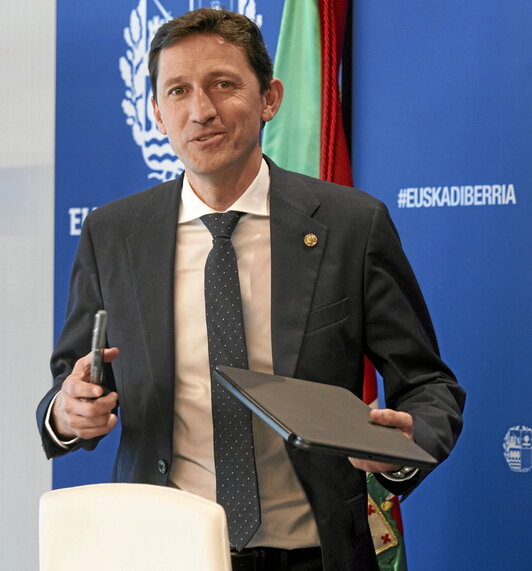 El consejero Noël d'Anjou, durante su comparecencia tras el Consejo de Gobierno.