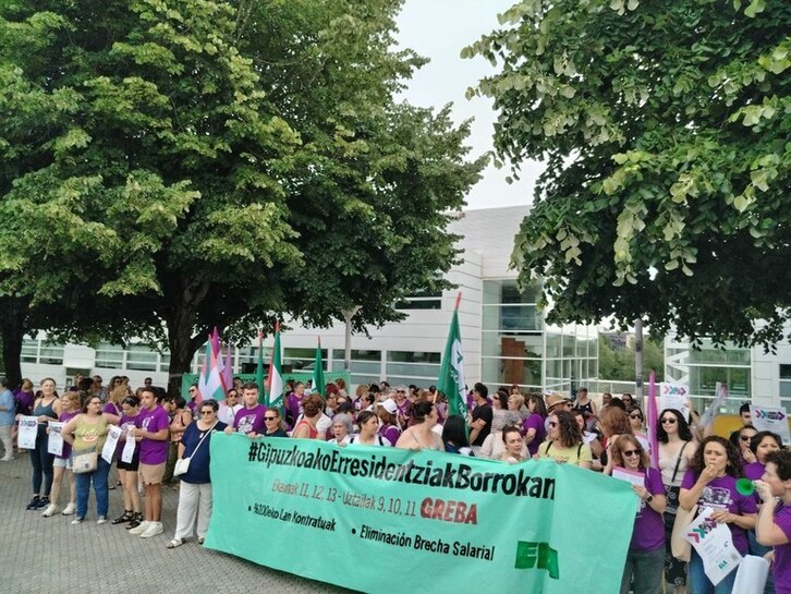 Trabajadoras de las residencias y centros de día se han concentrado ante la sede de Adegi en Donostia.