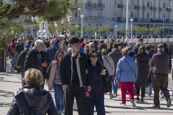 Turistak Donostiako Kontxan, arratsalde pasa