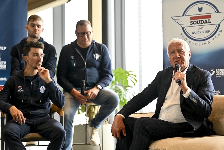 Charla de Patrick Lefevere, padre fundador de Soudal Quick Step, con todo un Julian Alaphilippe sentado a su derecha.