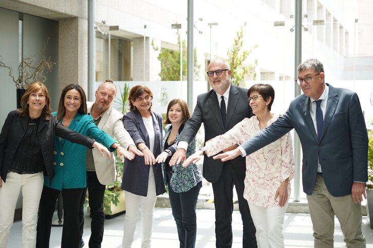 Senadores vascos, catalanes y gallegos han posado juntos en respuesta al PP y en defensa de sus lenguas.
