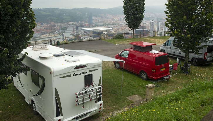 Autokarabana bat eta bi kanper furgoneta, Bilboko Kobetamendi gunean. Autokarabana bat eta bi kanper furgoneta, Bilboko Kobetamendi gunean.